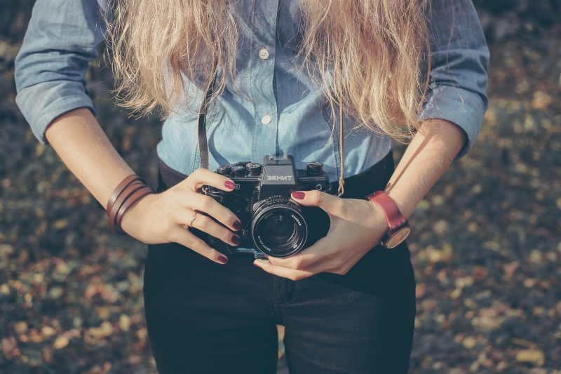 photographe-PUGET VILLE-min_hand-person-girl-woman-camera-photography-614-pxhere.com